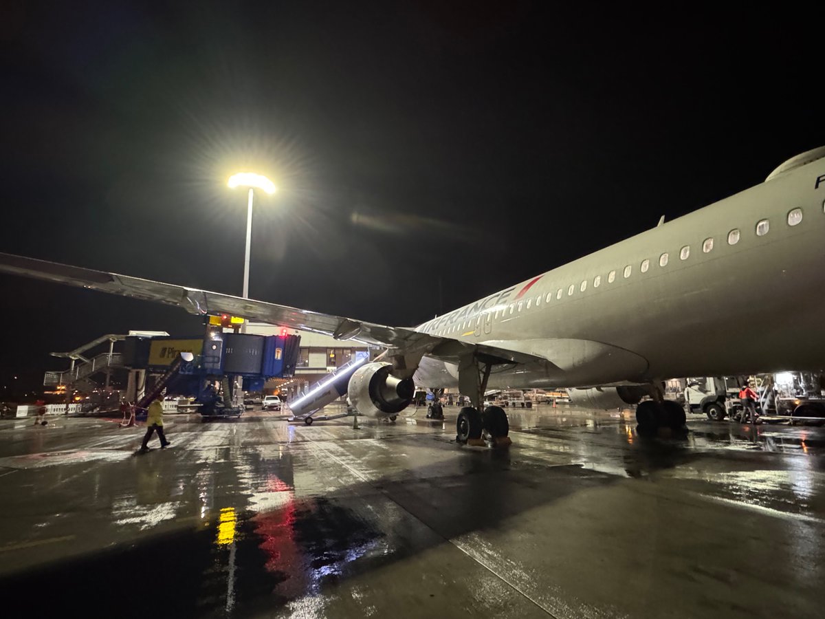 ic9rusfell's tweet photo. #nowBoarding gate siiiixxxxxxssssevennn https://t.co/SRsl9r6sSU
