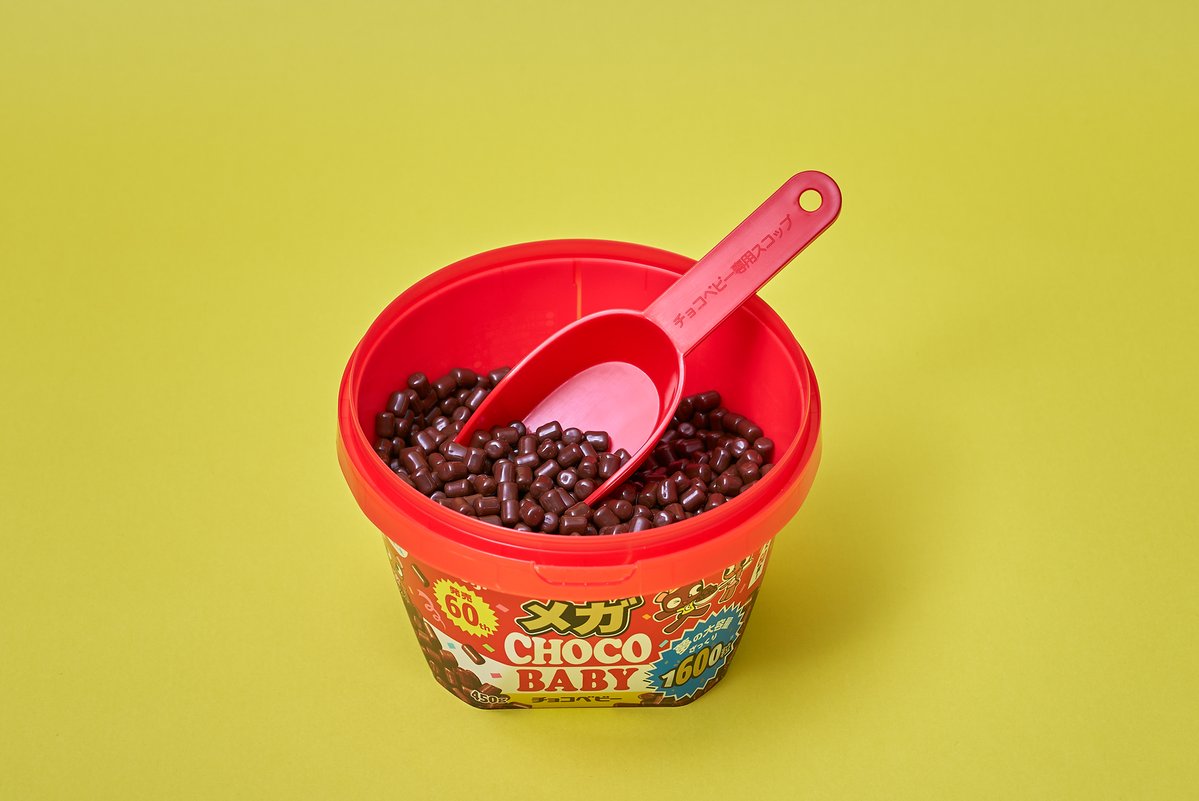 史上最大『チョコベビー』が登場🍫

1600粒の“大人食い”が叶う
特大バケツ仕様✨️

🔻ワクワクする商品詳細（写真13枚）
oricon.co.jp/news/2412731/?…

#チョコベビー