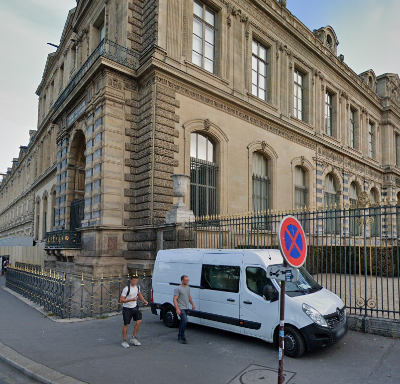 JCQDSE's tweet photo. Quand on regarde sur street-view l'endroit utilisé pour cambrioler le Louvre, on constate que c'est un "spot" traditionnel de stationnement interdit (surtout utilisé par les artisans intervenant au Louvre). 

Notre mairie anti-bagnoles n'a jamais posé de plots pour le bloquer, alors qu'il y en a 100 m plus loin. Cela aurait suffit à empêcher ce vol. Mais ça n'intéressait personne. 

Pour autant, la Maire de Paris n'est évidemment pas responsable de ce "fail" lamentable, pas plus que les ministres par exemple. Cela rappelle juste que pour en arriver là, il y a eu une toute une cascade de n'importe quoi, d'indifférence et d'irresponsabilité.