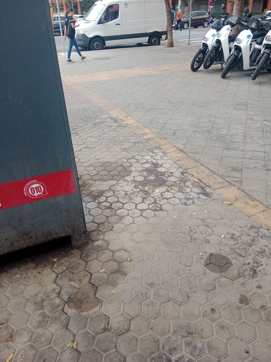 Oye, de verdad, esto empieza a ser peligroso. <a href="/lipasam/">javi martin</a> <a href="/jlsanzalcalde/">José Luis Sanz</a> ¿la vacuna del tétanos va antes o después de ir al punto limpio? Es que da asco tirar la basura! Por cierto, había un contenedor de aceite usado que desapareció y nunca más se supo 😡 <a href="/Sevillasucia/">Distrito Este Limpio</a>