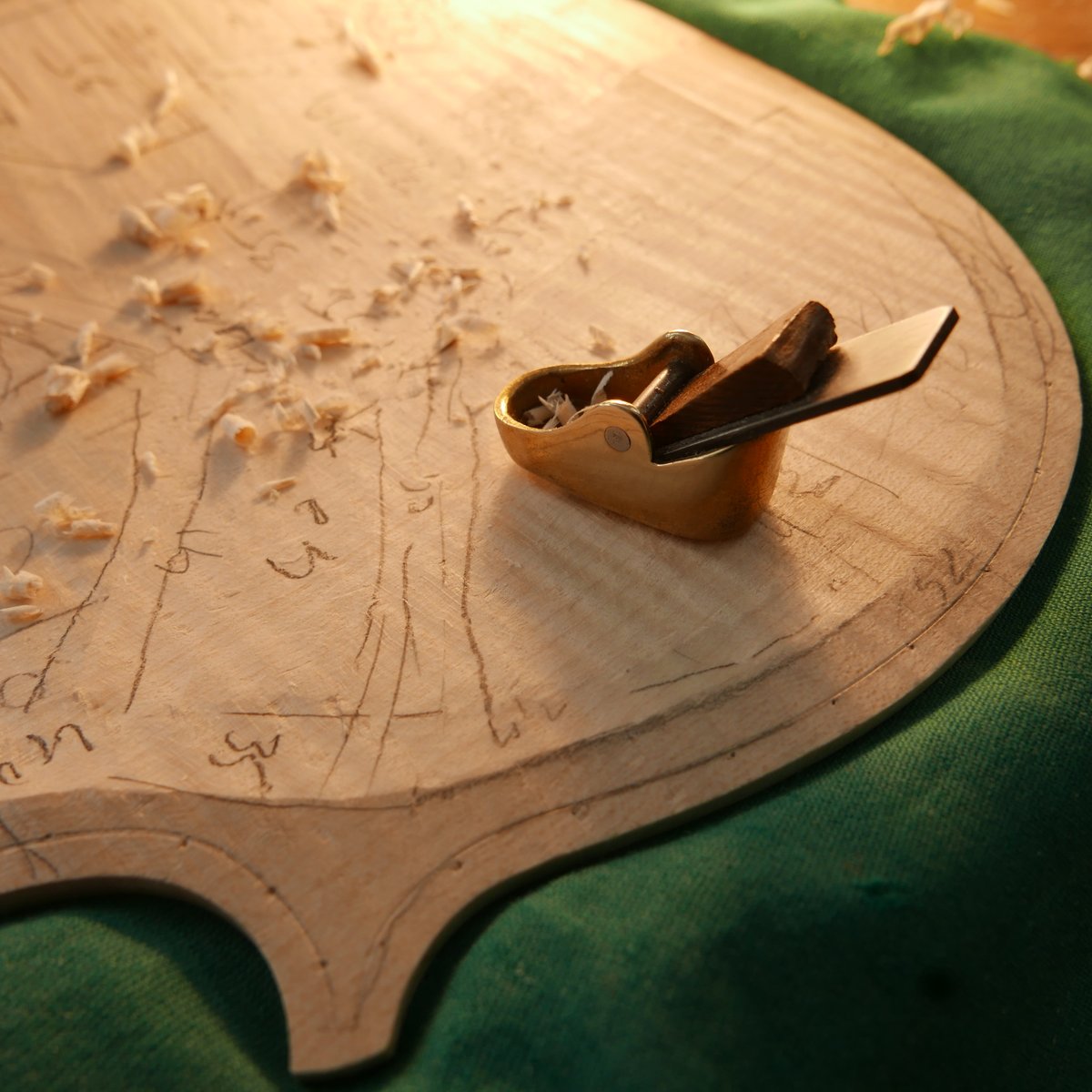 The inside of the violinblades is thinned by using this litlle plane. Thicknesses are measured by a tenth of a millimeter.

#violin #viool #violinmaker #Amsterdam