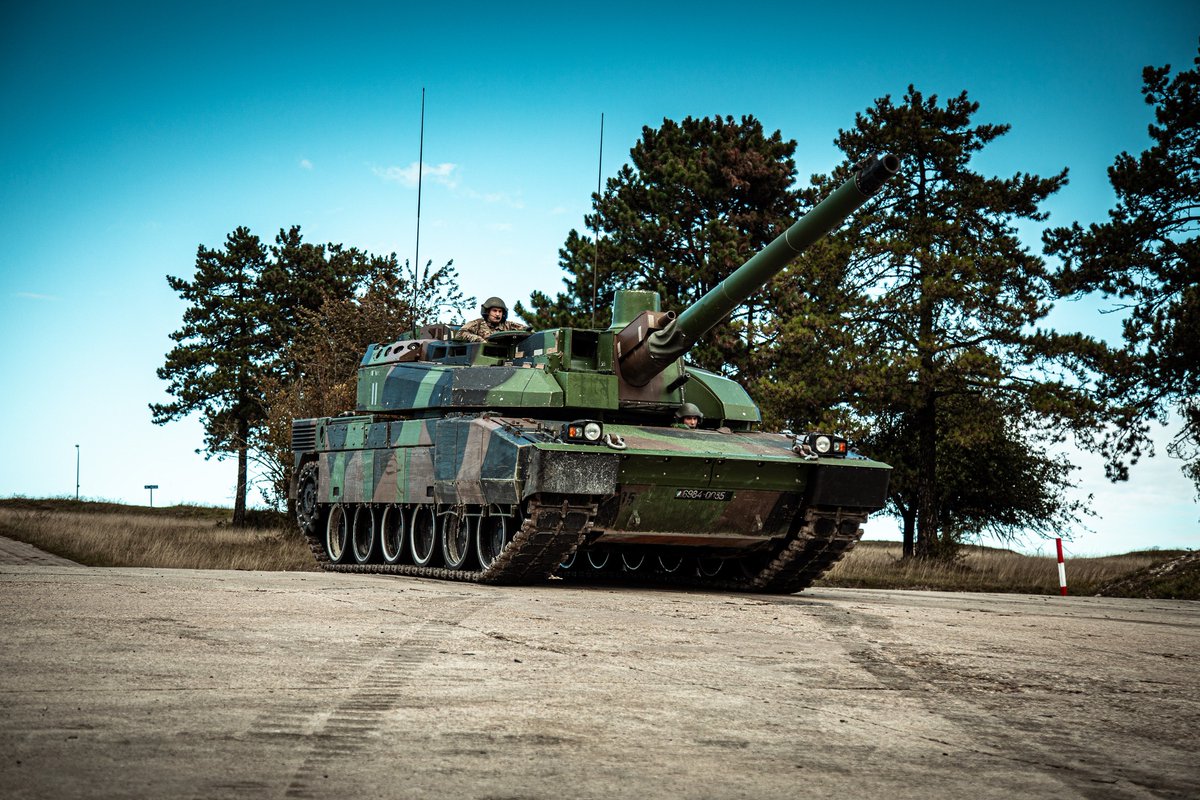 WarDiaryOffi's tweet photo. Leclerc S2 "6984-0035" and "6024-0046" of the 3rd and 4th Squadrons of the 1er Régiment de Chasseurs at Camp Suippes. October 2025

📸1er régiment de Chasseurs https://t.co/kJ3wxM8AEt