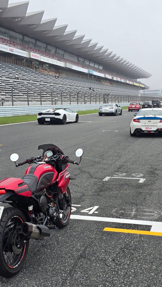 Mon_Pa750's tweet photo. 久々に富士スピードウェイの体験走行に！バイクは自分1台だけ。ホームストレートで伏せてフルスロットくれたけどmax130キロしか出なかった。でも、楽しかったから良し！ https://t.co/FwfFuN52Za