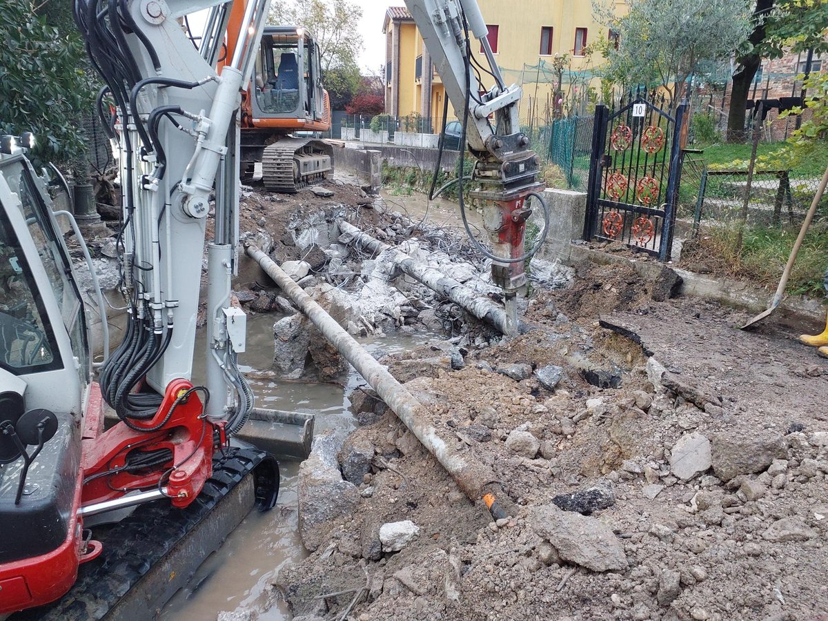 Proseguono i lavori di messa in sicurezza del Ruio Farra con demolizione  ponte lungo via Del Giardino, rivelatosi pericoloso ostacolo nell'evento meteo del 7 luglio scorso. Interventi di somma urgenza finanziati dal Consorzio Piave per un importo di 50.000 euro.  #consorzioPiave