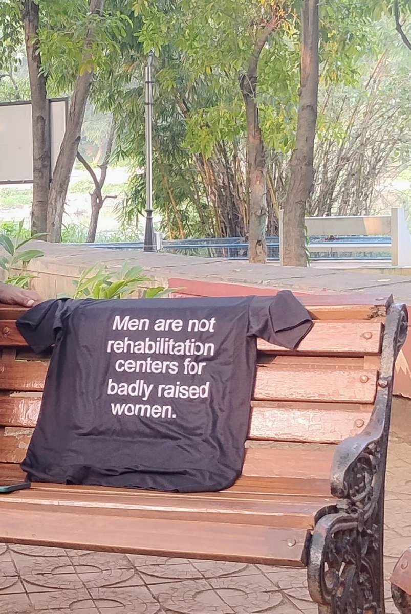 Someone’s husband just left this truth bomb on a park bench 😂
When marriage turns into therapy without consent — it’s high time