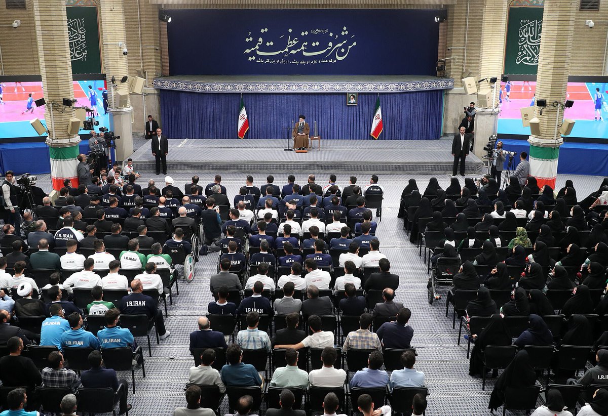 التقى الأبطال والحائزون الميداليات في مجال الرياضة والأولمبيادات العلميّة العالميّة، صباح اليوم، قائد الثورة الإسلاميّة، الإمام الخامنئي.