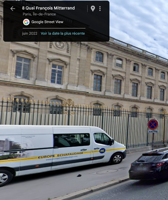 JCQDSE's tweet photo. Quand on regarde sur street-view l'endroit utilisé pour cambrioler le Louvre, on constate que c'est un "spot" traditionnel de stationnement interdit (surtout utilisé par les artisans intervenant au Louvre). 

Notre mairie anti-bagnoles n'a jamais posé de plots pour le bloquer, alors qu'il y en a 100 m plus loin. Cela aurait suffit à empêcher ce vol. Mais ça n'intéressait personne. 

Pour autant, la Maire de Paris n'est évidemment pas responsable de ce "fail" lamentable, pas plus que les ministres par exemple. Cela rappelle juste que pour en arriver là, il y a eu une toute une cascade de n'importe quoi, d'indifférence et d'irresponsabilité.
