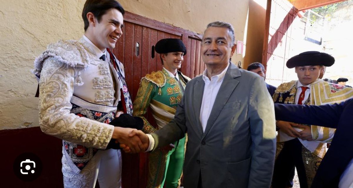 O CÁNCER O TOROS
Os lo dije el otro día, cuando dimitió el Consejo Profesional de Canal Sur. O mujeres con cáncer o toros. Pues van a ser los toros.