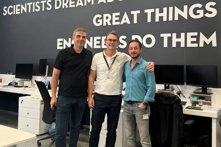 Ares ile CJR’den tahrik sistemi anlaşması

Ares Tersanesi, Kıyı Emniyeti’nin 16 adet ARES 18 SAR botu için CJR Propulsion ile tahrik sistemi anlaşması imzaladı.

haberdenizde.com/denizde-gundem…

#AlexStevens #AramaKurtarma #ARES18SARbotu
#CJRPropulsio 

<a href="/kiyiemniyet/">KEGM</a> <a href="/ARESShipyard/">ARES Shipyard</a>