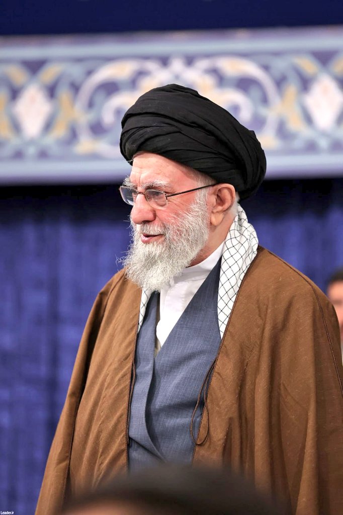 رهبر انقلاب امروز خطاب به ترامپ قمارباز:
 اگر توانایی داری، میلیون‌ها نفری را که در ایالت‌های مختلف آمریکا علیه‌ات شعار می‌دهند آرام کن.
شجاعت👌