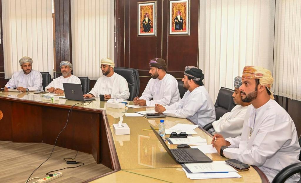 OCCI_Dhofar's tweet photo. عقدت اللجنة الاقتصادية بفرع الغرفة بمحافظة ظفار اجتماعها الثاني لهذا العام، برئاسة الفاضل سعيد بن حسن تبوك رئيس اللجنة الاقتصادية، وبحضور أعضاء اللجنة.
استعرض الاجتماع توصيات ومخرجات الاجتماع السابق، إلى جانب مناقشة أبرز التحديات التي تواجه القطاعات الاقتصادية في محافظة ظفار https://t.co/mtQbJYAVNS