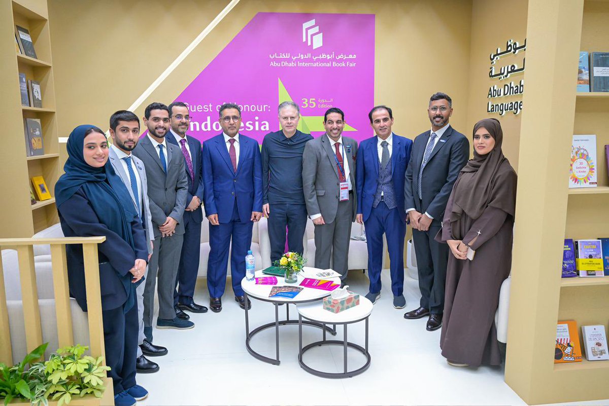 باحثو مركز تريندز للبحوث والاستشارات يزورون جناح مركز أبوظبي للغة العربية في معرض فرانكفورت الدولي للكتاب 2025، ويلتقون سعادة الدكتور علي بن تميم، رئيس مركز أبوظبي للغة العربية، ويبحثون سبل تعزيز التعاون المشترك، خاصة في مجال النشر وتعزيز ثقافة القراءة.

Die Forscher des TRENDS