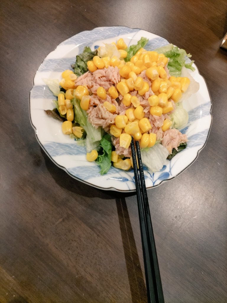 草とコーンとシーチキンを晩ごはんで食べました。

現場からは以上です