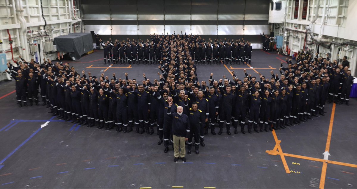 ivishalthacker's tweet image. આપણા નૌકાદળના બહાદુર જવાનો સાથે મધદરીયે એક વિશેષ દિવાળી 🇮🇳✨

જ્યારે મોટાભાગના લોકો આ તહેવાર પોતાના પરિવાર સાથે વિતાવે છે, ત્યારે સમસ્ત દેશવાસીઓને જ પોતાનો પરિવાર માનનાર પ્રધાનસેવક શ્રી @narendramodi જી એ #INSVikrant પર ભારતની દરિયાઈ સરહદોના રક્ષકો સાથે તેની ઉજવણી કરવાનું પસંદ