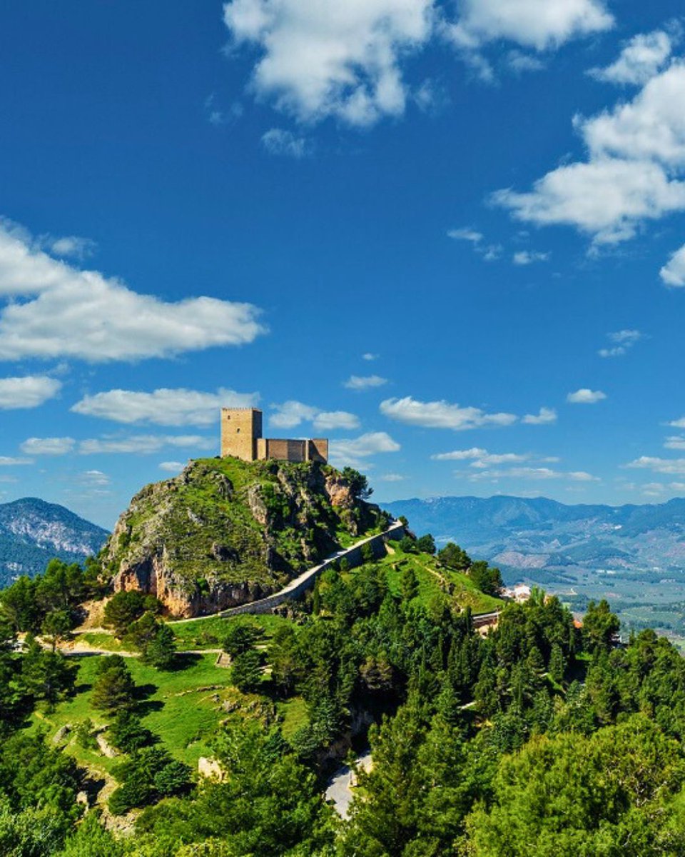 💚 Desde los cielos tengo el privilegio de ver cómo el Castillo de Segura de la Sierra abraza el pueblo entero. Sus piedras curtidas por siglos de historia se mantienen firmes, como testigo del tiempo.

Si vienes, te invito a conectar con el territorio. 🔗jaenparaisointerior.es/es/w/castillo-…
