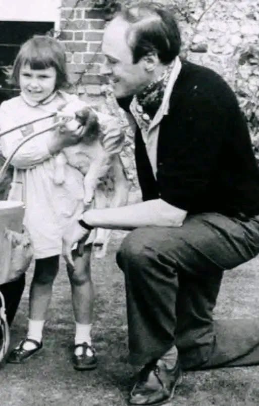 🥲

Roald Dahl sul Morbillo: Olivia, la mia figlia maggiore, prese il morbillo quando aveva sette anni. Mentre la malattia seguiva il suo corso abituale, ricordo di averle letto spesso a letto e di non sentirmi particolarmente preoccupato. Poi una mattina, mentre si stava