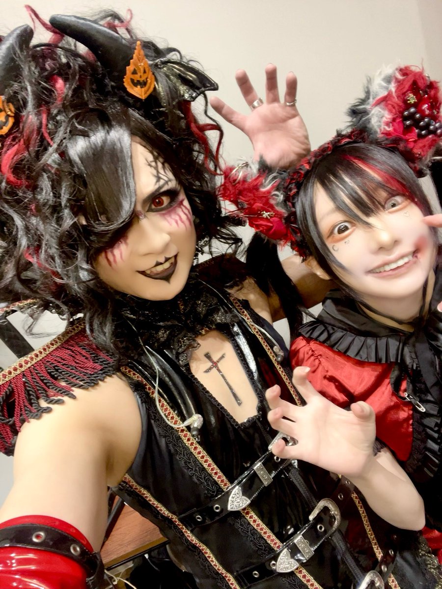 生誕主催、5番手！ぴかりんと☺️
ひかりちゃんも去年に引き続き今年も出演&amp;最近は3ヶ月連続対バンでしたー！
おかげで魔界人の皆とも仲良しになれたと思ってる😆
ひかりちゃんとも我輩の生誕Tシャツを恥ずかしいTシャツだとイジってくるくらい仲良くなれたな🤣