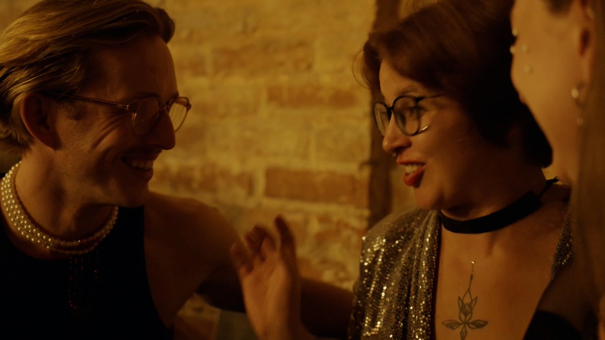 Il y a un an, je quittais Kharkiv après des semaines de tournage passées aux côtés de ceux qui vivent sous les bombes russes… et continuent malgré tout à avancer.

Je voulais raconter cette réalité : là-bas, la vie ne se fige pas. À 30 km du front, survivre ne veut plus dire la