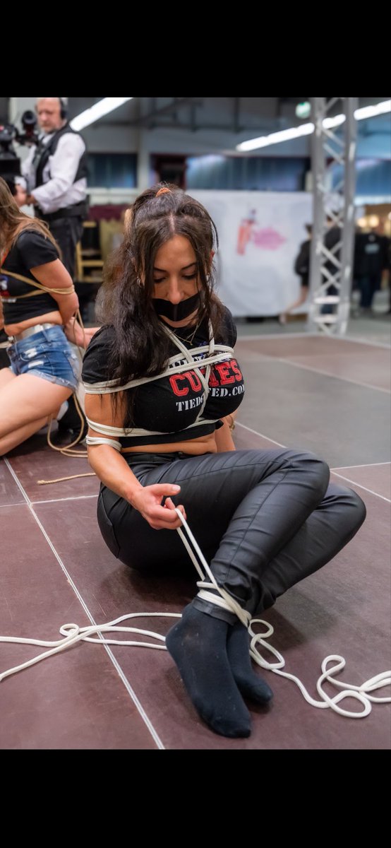 Fighting against the ropes 🩵

linktr.ee/Lauracuttie_