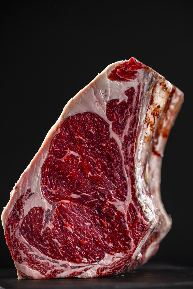 “Esto no es carne: es un poema carnal, un monumento al instinto primario del hombre que aún recuerda el filo de la navaja y el fuego de la lumbre. Mírala bien, roja, marmórea, insolente. No pide perdón ni pretende ser ligera.