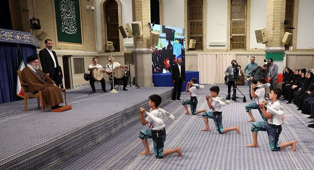 حضرت آقا: این مدالی که شما امسال،توی این چند ماه اخیر،بر اثر تلاش خودتان دریافت کردید،این مدال،به نظر من یک امتیازی بر معمول مدالهای دیگر دارد؛چرا؟چون ما در گیرودار جنگ نرمیم. در جنگ نرم،دشمن سعی‌اش به این است که ملّت را افسرده کند،ناامید کند،از توانایی‌های خودش او را مأیوس کند.