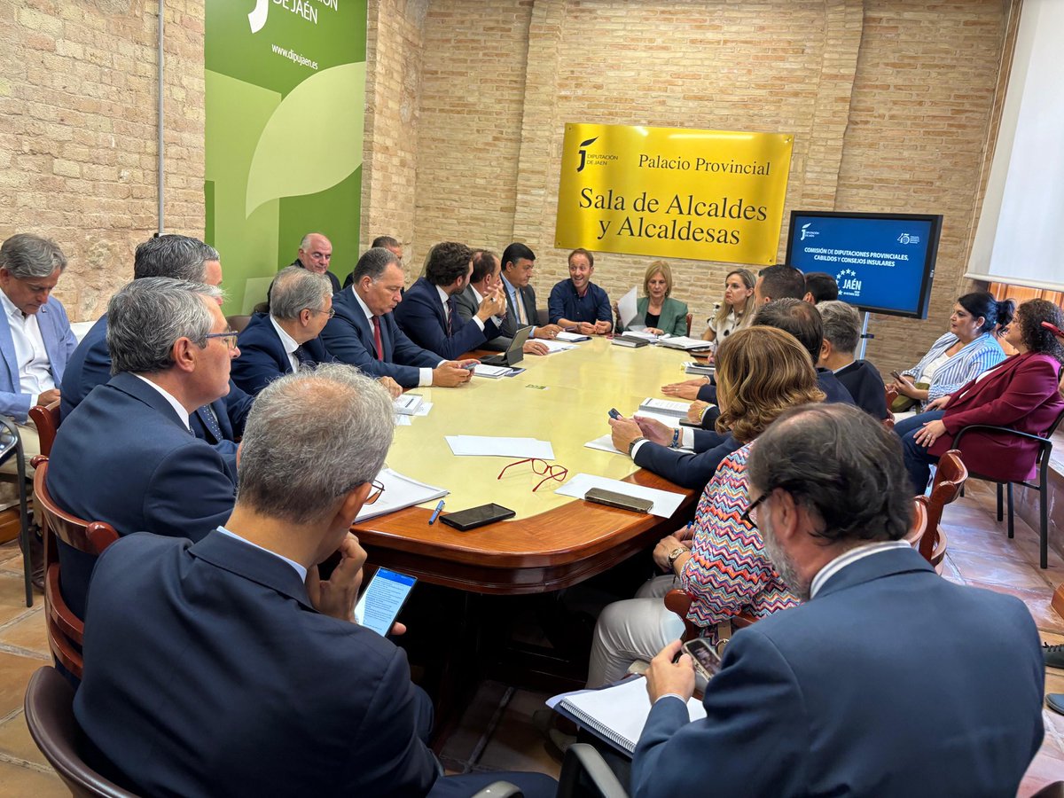 ErikDom83's tweet photo. Recibimos la visita de los presidentes y presidentas de las Diputaciones de toda España.

Gracias a @MJGarciaPelayo por venir a #Jaén y reunir a las administraciones provinciales para trabajar conjuntamente por todos los ciudadanos.

👉🏼 Jaén también necesita un cambio. https://t.co/5yY5pi0wio