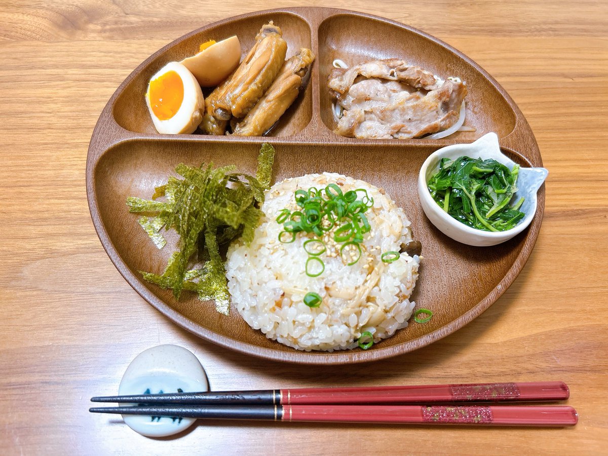 きのこの混ぜご飯、豚肉のソテー、手羽先煮と煮卵、モロヘイヤのお浸し