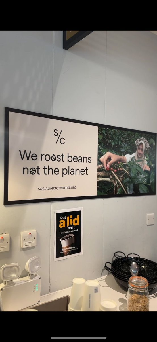 w2me's tweet image. قصتنا الثالثة في #الابتكار_الاجتماعي من لندن:

قهوة تصنع فرقًا
بالنسبة لمعظمنا، القهوة عادة صباحية لا غنى عنها. أما بالنسبة إلى أدريان إيفانز، فقد كانت بداية رحلة لتغيير الواقع.
أدريان لم يكن يسعى لإطلاق علامة تجارية جديدة في عالم المشروبات، بل كان يبحث عن حل لمشكلة مؤلمة: أكثر…