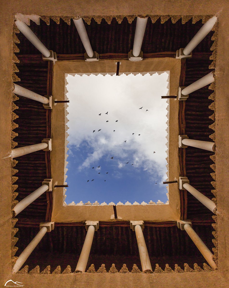 من بين جدران الطين في #الدرعية 
انطلقت الحكاية
هناك حيث سكنت العزة بين نقوش الطين
وتردّد صدى المؤسسين في أروقة المجد
من تلك الأرض التي احتضنت البداية 
واحتفظت في طينها بعبق التاريخ
وضياء التوحيد الأول 
وُلد وطنٌ بنى مجده على الإيمان والعزيمة
وامتدّت جذوره في عمق الأرض 
لتثمر نهضة