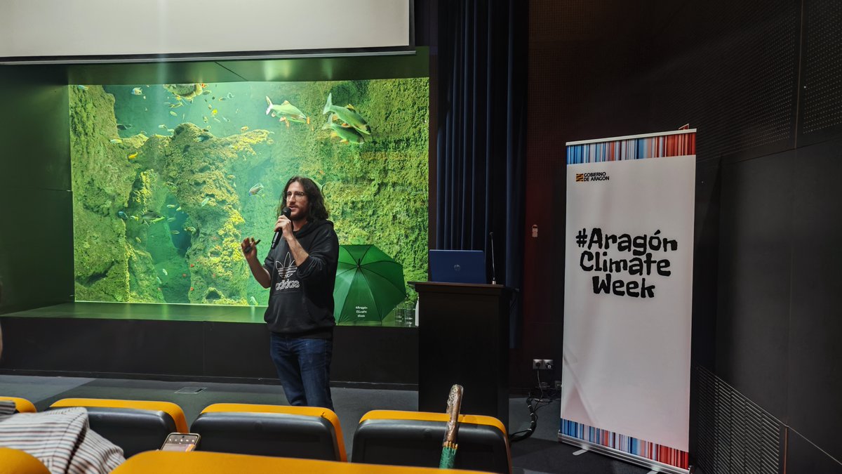CCyEAAragon's tweet image. 🎮 Javier Verón, de la @_usj_ , ha defendido el #GreenComputing para que la industria del videojuego sea más sostenible.
💬 “A medida que crece la industria también lo hace su huella ambiental… por eso debemos aplicar prácticas sostenibles en su desarrollo”.
#AragónClimateWeek