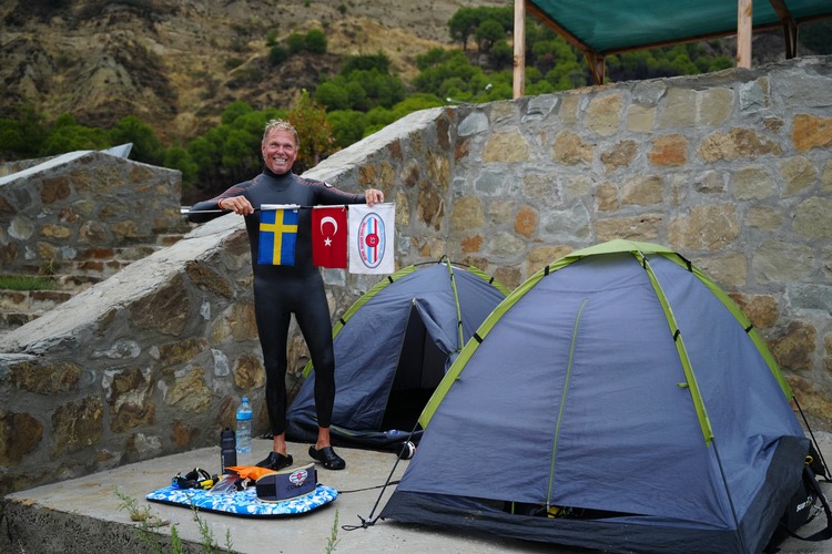Yaşamını sığdırdığı çantalarıyla denizleri aşıyor

Türkiye'den İsveç'e yüzme hedefiyle İstanbul'dan kulaç atmaya başlayan 66 yaşındaki İsveçli yüzücü Jari Cennet Tammi, Çanakkale'ye ulaştı.

haberdenizde.com/denizde-gundem…

#Çanakkale #çanta #İsveçliyüzücü #JariCennetTammi 

<a href="/Jaricennet/">Jari Cennet Tammi</a>