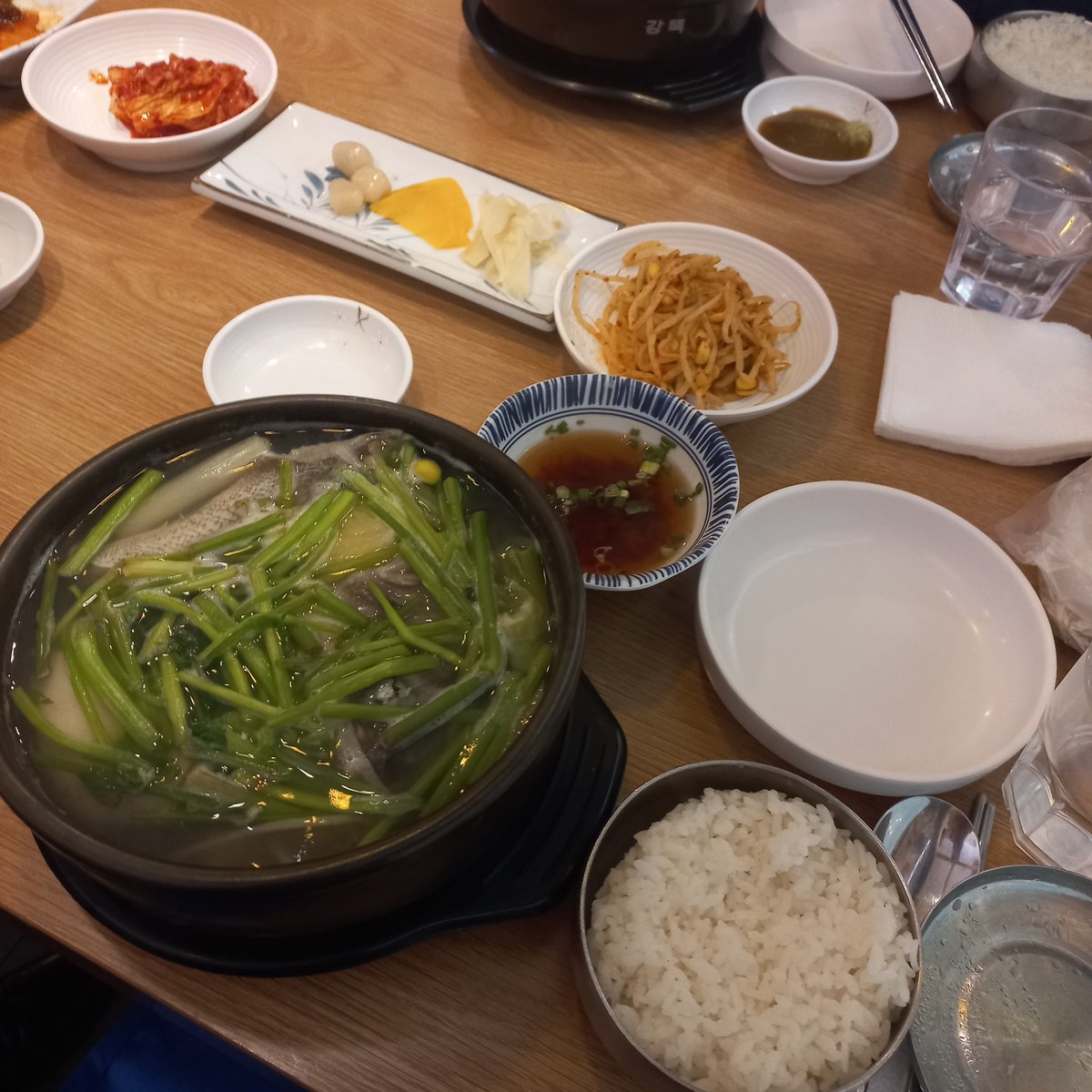 오늘 점심, 
내가 좋아하는 곳에서 생대구탕

날씨도 쌀쌀해지고 감기 기운 있는데 딱, 이었다.

내일은 도시락 모드! ㅋㅋ
메뉴 정해야해~