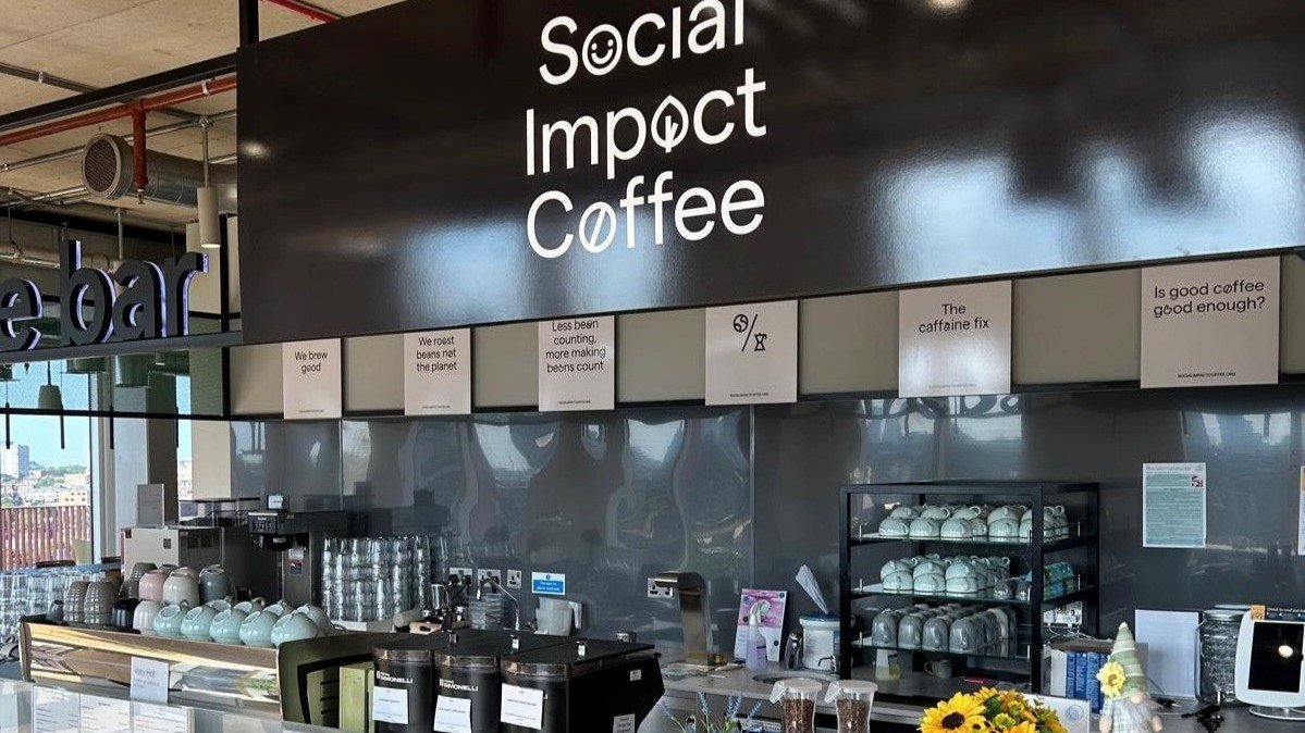 w2me's tweet image. قصتنا الثالثة في #الابتكار_الاجتماعي من لندن:

قهوة تصنع فرقًا
بالنسبة لمعظمنا، القهوة عادة صباحية لا غنى عنها. أما بالنسبة إلى أدريان إيفانز، فقد كانت بداية رحلة لتغيير الواقع.
أدريان لم يكن يسعى لإطلاق علامة تجارية جديدة في عالم المشروبات، بل كان يبحث عن حل لمشكلة مؤلمة: أكثر…