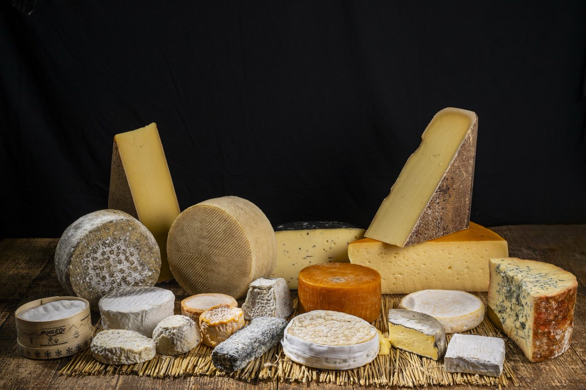 Cada pieza parece tener detrás un monje, un pastor o un viejo renegado que decidió que la leche merecía un destino más glorioso que el simple vaso. Y allí están, juntos, como un ejército de sabores dispuestos a conquistar cualquier mesa… o perder la batalla contra un buen vino.