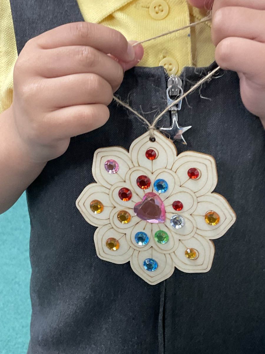 LancotSchool's tweet image. Happy Diwali from Nursery! We had so much fun decorating our Rangoli patterns today! We used bright pens and sparkly gems. Using the gems was great for our &apos;pinchy fingers&apos; – a fantastic pre-writing exercise!  #Diwali #NurseryFun #PreWritingSkills #FineMotorSkills