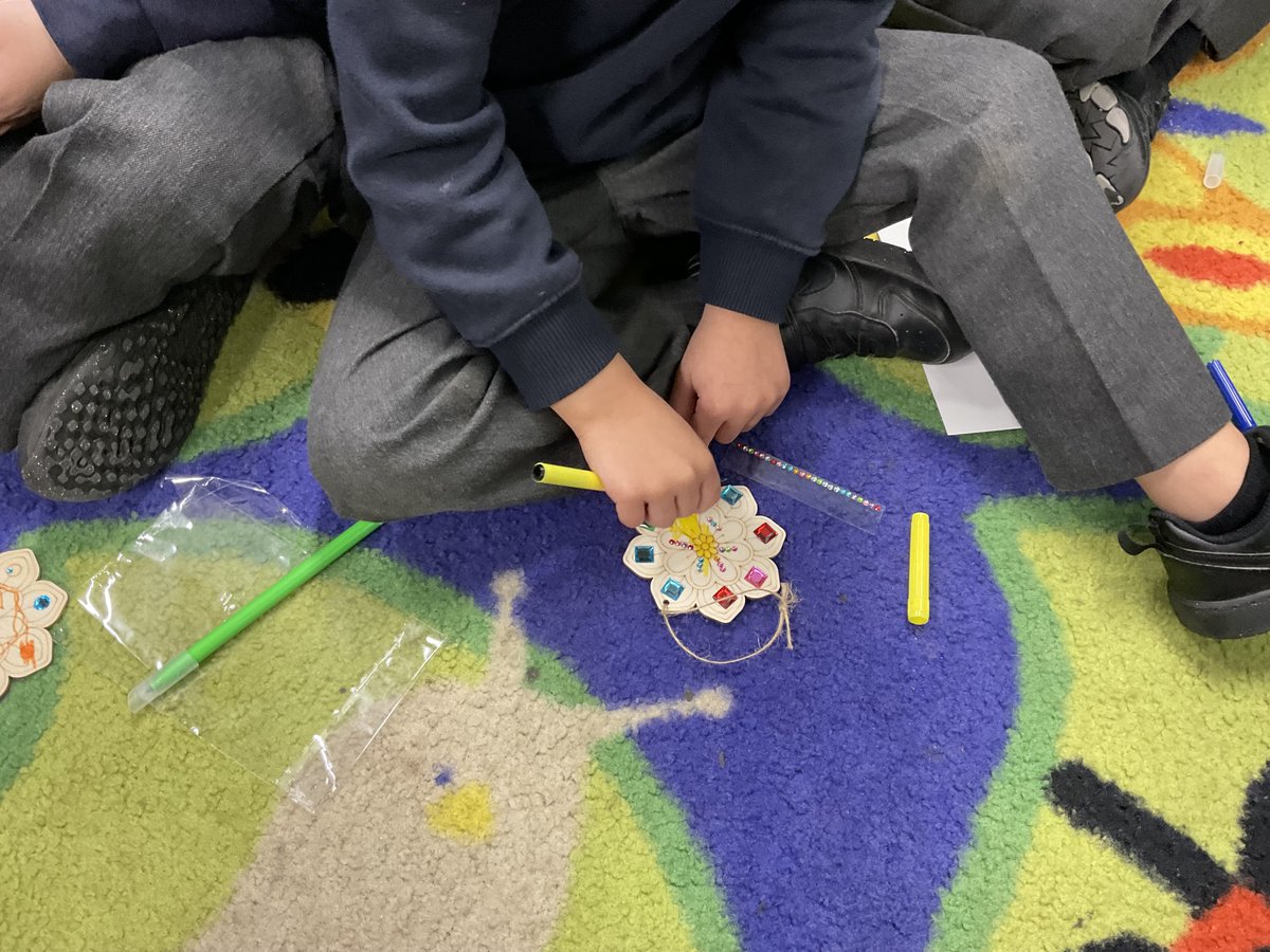 LancotSchool's tweet image. Happy Diwali from Nursery! We had so much fun decorating our Rangoli patterns today! We used bright pens and sparkly gems. Using the gems was great for our &apos;pinchy fingers&apos; – a fantastic pre-writing exercise!  #Diwali #NurseryFun #PreWritingSkills #FineMotorSkills