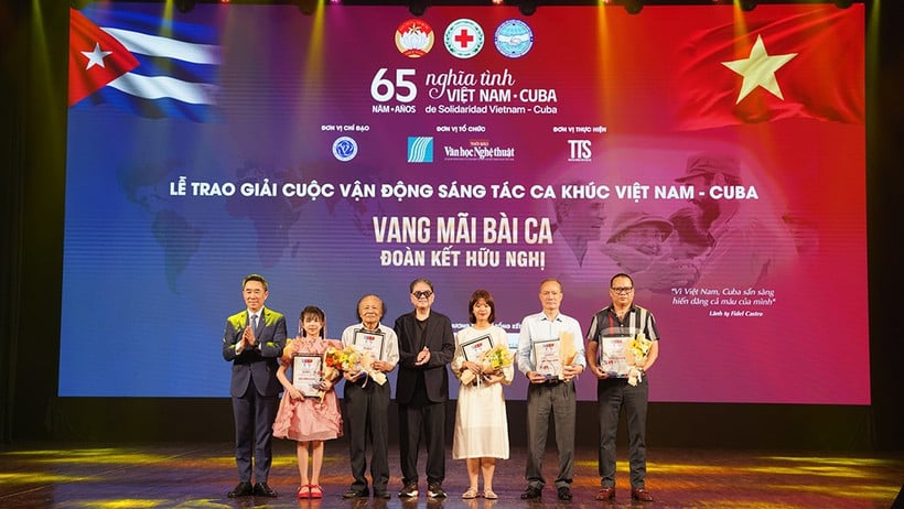 Estudiante de 10 años Nguyen Tram Anh (5to. grado de la Escuela Primaria #Vietnam-#Cuba), fue la más joven premiada en concurso "Vietnam-Cuba: que resuene eternamente el canto de la solidaridad y la amistad". 

Dijo sentirse feliz de que sus amigos conozcan tan hermosa amistad.