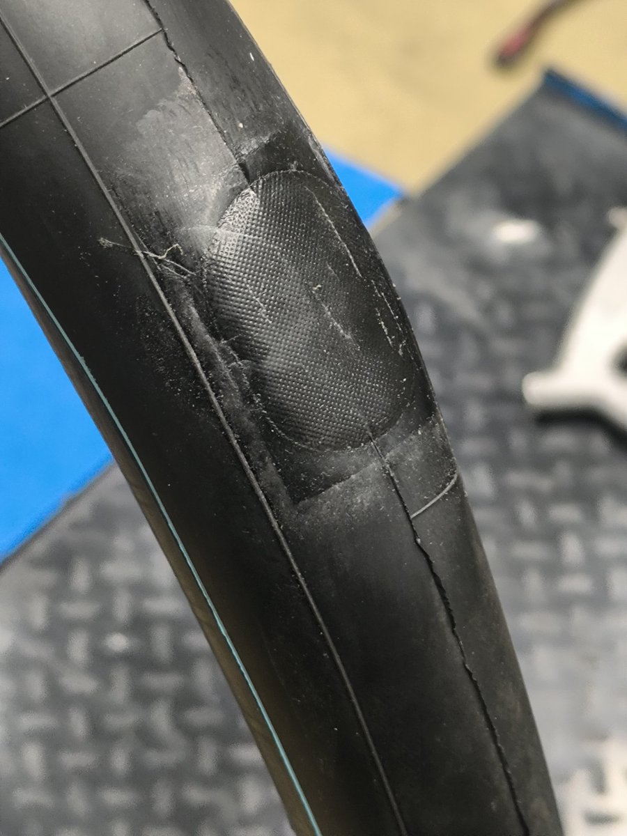 空気圧の管理は大事です。

原付"ごとき"に、
恥を、かかされて、います。