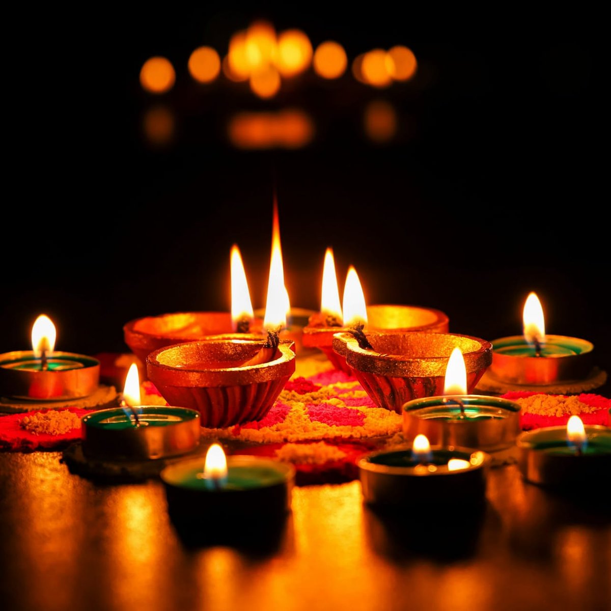 *रोशनी का सफ़र कहाँ तक है !*
*ये अँधेरा जहाँ -जहाँ तक है...-2 !!*

                happy Diwali 🪔

                   🪴🌸🌸✨