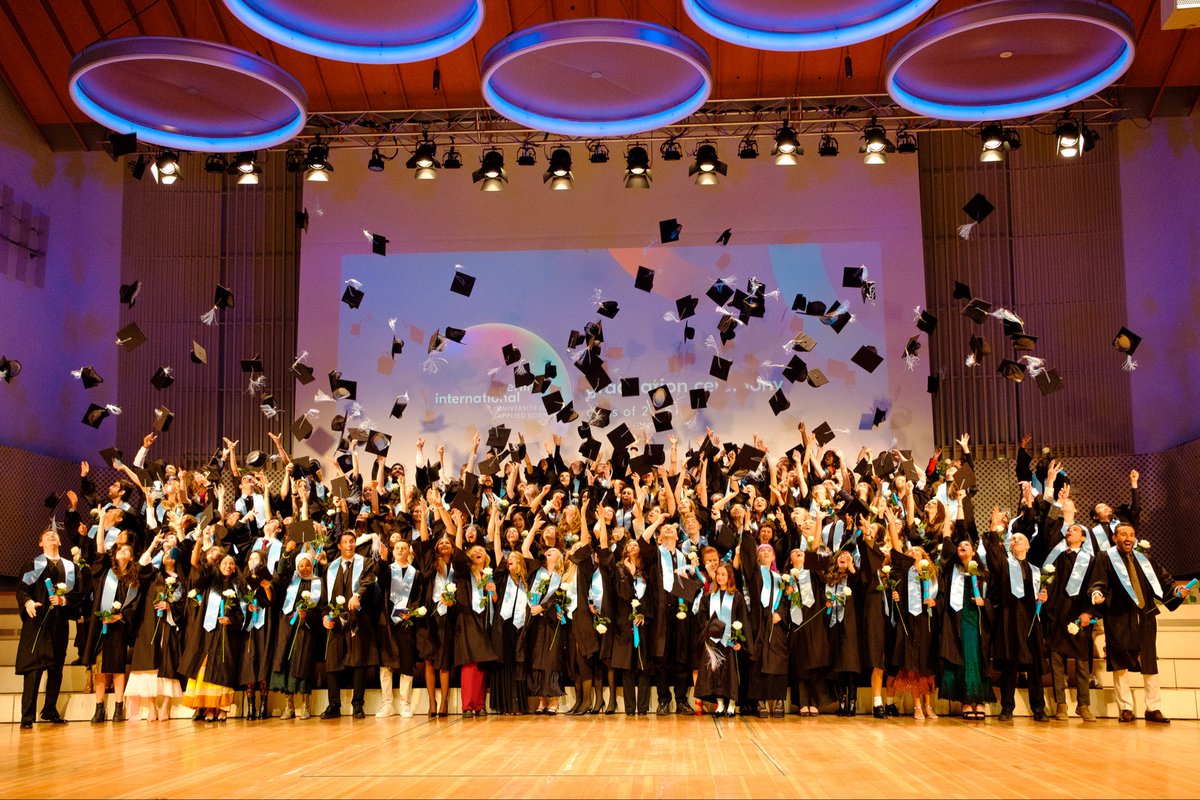 Whitecliffe_BI's tweet image. 🎓 Class of 2025 🎓
Love, pride, and joy filled the air — smiles, tears, and laughter everywhere. 💙
BI couldn’t be prouder of you all! 🌟

PS: See more graduation moments on the official Instagram! ✨

#BIGraduation2025 #BerlinInternational #GraduationDay