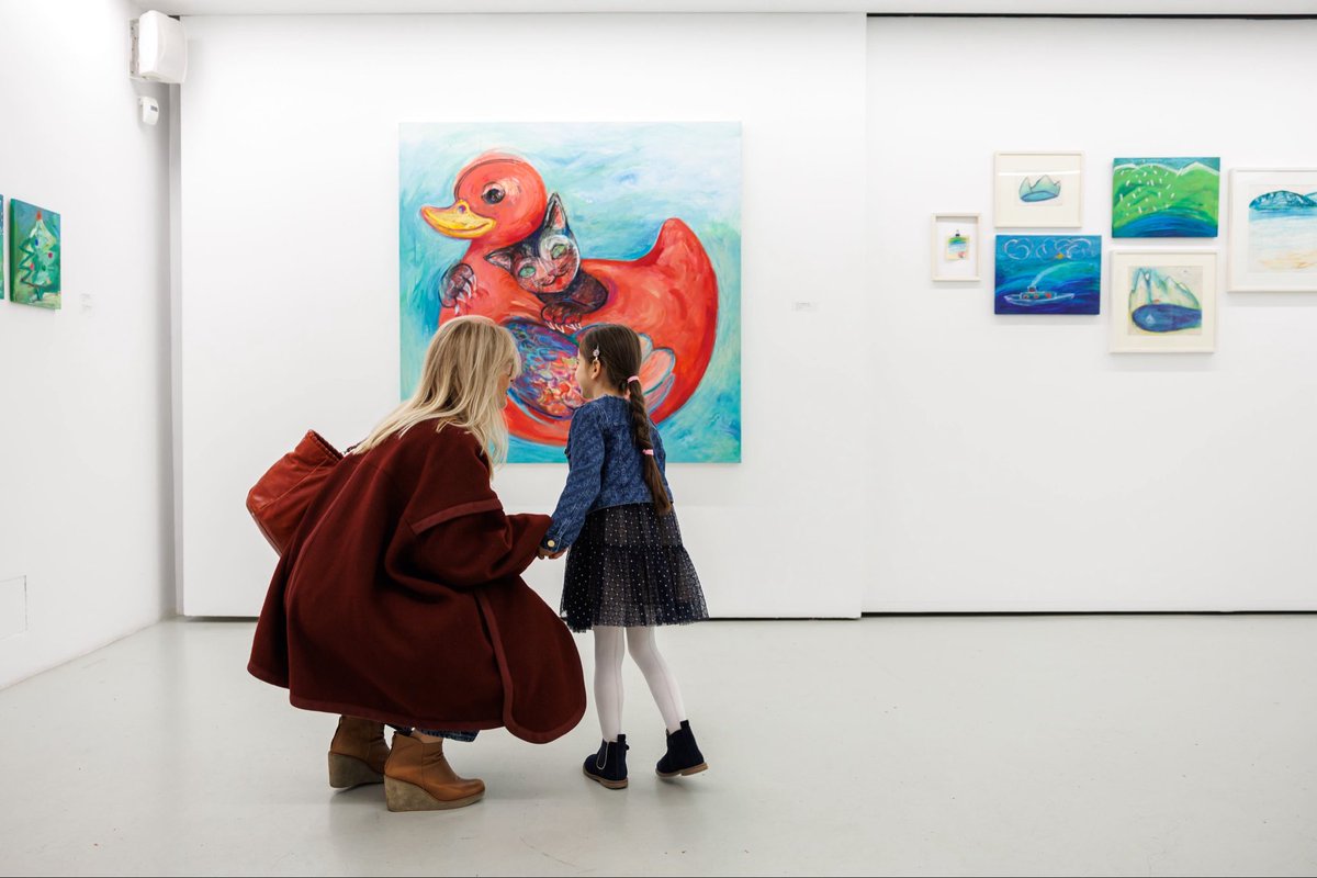 U Galeriji Novembar otvorena je u subotu izložba Selene Vicković - “Ide maca oko tebe…” koja traje do 30. novembra.
Kao kustoskinje izložbe potpisuju se Mia David, umetnička direktorka galerije Novembar i Jasmina Čubrilo, istoričarka umetnosti.