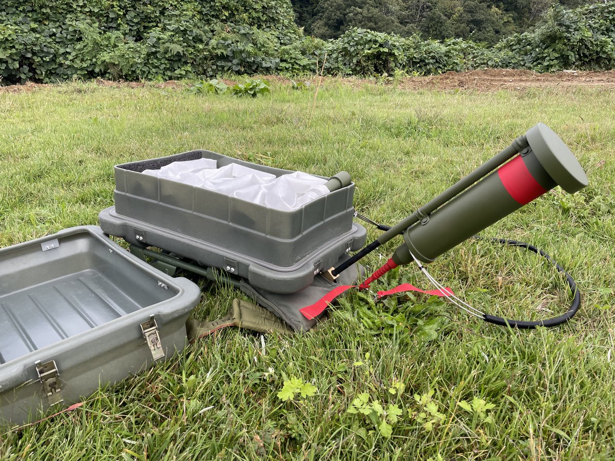 ANDERSON_M4A1's tweet photo. APOBSバッグを買ったので中身とロケットを作りました。
障害物や地雷を��き飛ばすハッピーセットですが、バッグもう1個必要、、、
#OperationGODZILLA
#blackboar https://t.co/KnripUwyT1