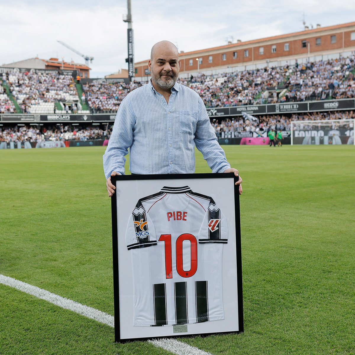 CDCastellon's tweet photo. 🥲 Héctor Escrig recibió un merecido homenaje en la previa del #CastellónAlbaceteBP 

🎤 Casi 25 años al servicio del club 

👏 ¡Siempre serás uno de los nuestros, Pibe! 

#PPO https://t.co/VGHnj3zjFR