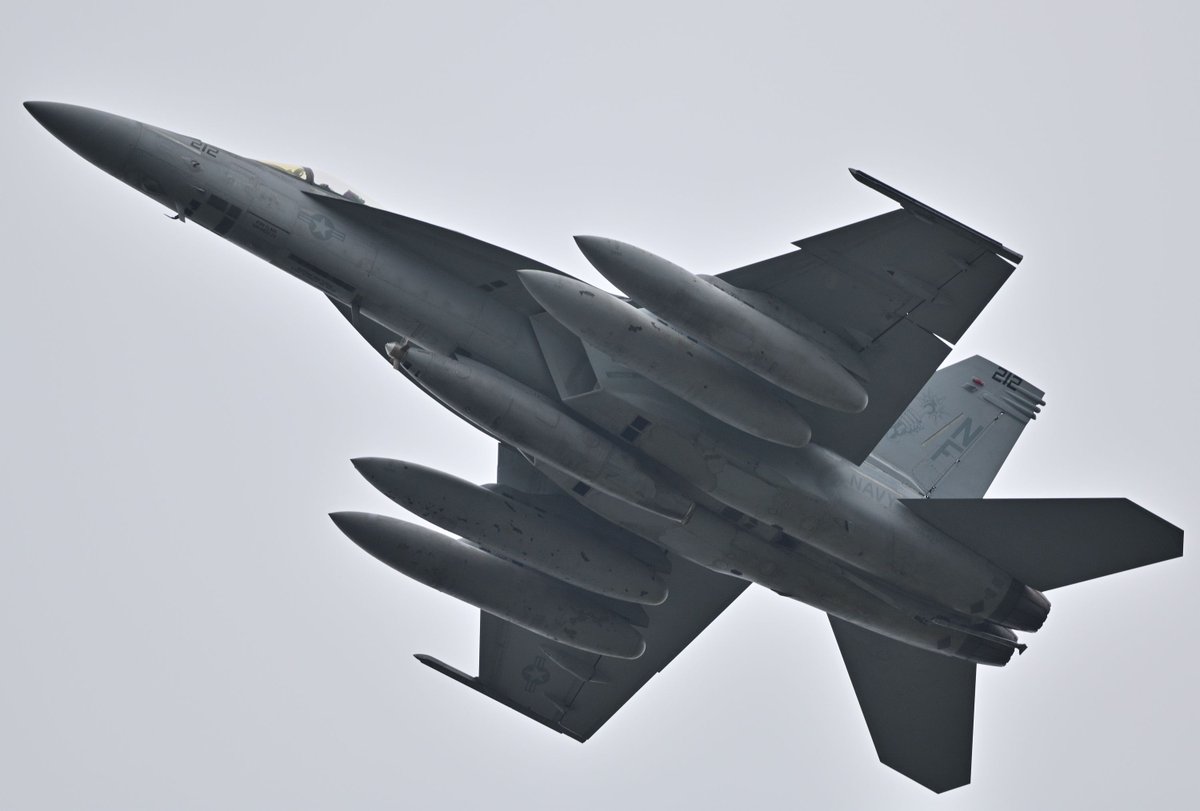 tomcat_alte's tweet image. 本日の厚木基地です。
どうしてもF-35が撮りたくて💦毎度の午後から出撃！しかし35Bは横田に行ってるようで・・・、残念。しかし！富士山がやっとまともに撮れたのと35Cが4機、18が2機撮れて大満足！😊久々の爆音浴！最高！！😃
夕方にカナダのグロマスが飛来しました😃

#厚木基地
#F35C
#FA18E
#C17