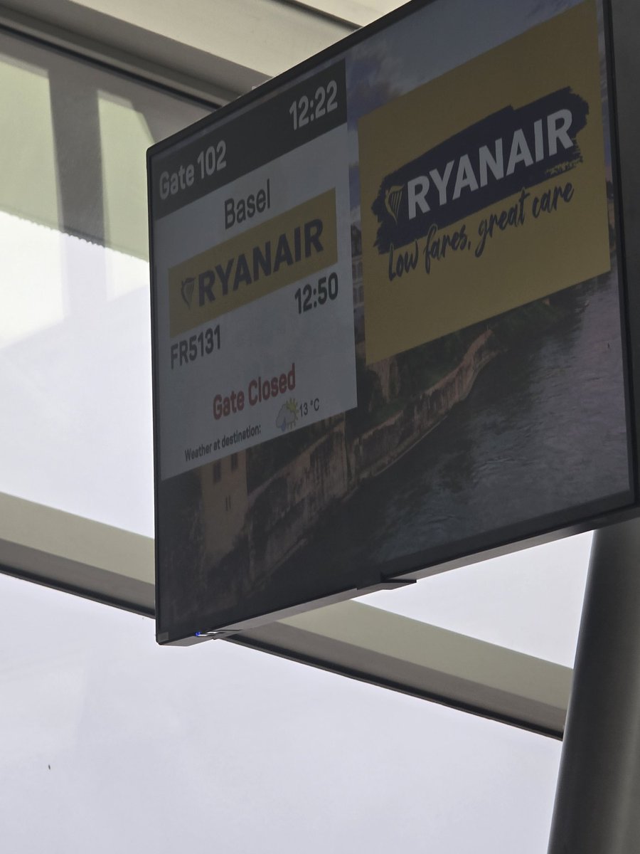 lukeming's tweet image. Yet again, the gate isn't closed. There are at least 100 people left to board. Why do this to people? @Ryanair @DublinAirport