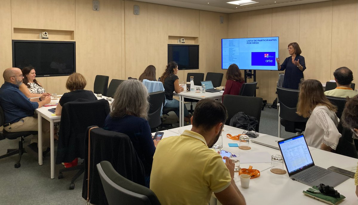 LabX_govpt's tweet image. Concluímos o curso “Design para a Inovação” com 21 profissionais do setor público a repensar serviços centrados nas pessoas e na melhoria contínua. 💡
#ARTEGov #LabX #Inovação #DesignParaInovação