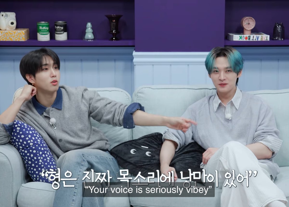 THE TRANSLATION IS WRONG !!!! han said that leeknow’s voice is 낭만 which can mean romantic,,, HE CALLED LEEKNOW’S VOICE ROMANTIC