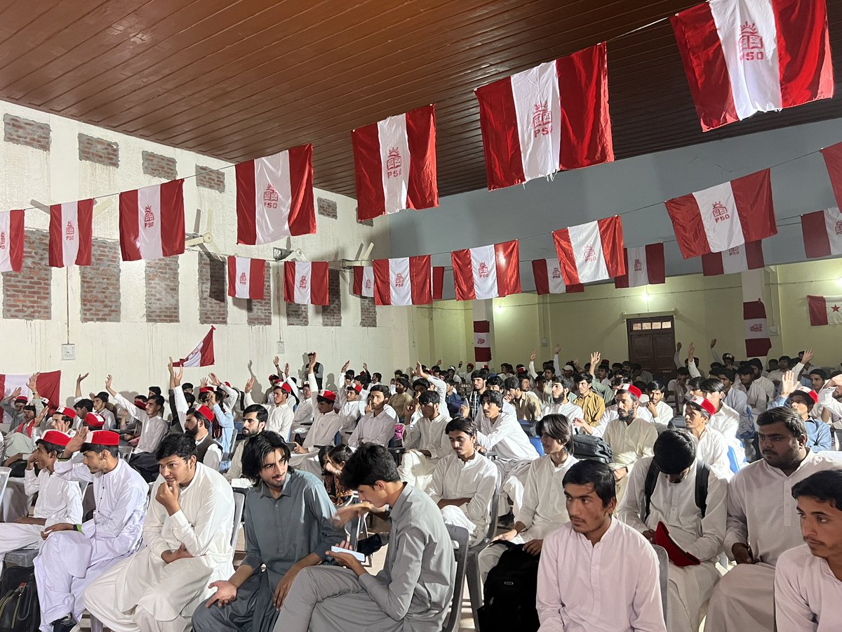 ZayraiPKNAP's tweet image. #بوري_لورالائي
د پښتونخوا اسټوډنټس ارګنایزېشن لورالایي ډګري کالج علاقايي کانفرنس د ضلعې سيکرټري فريد خان په صدارت کې وه سوي، د پښتونخوا ايس او تنظیمي ترانې پښتونخوا پښتونخوا په احترام کې ټول مندوبین او مبصرین ولاړ شول، 
د اسټيج چاري ضلعې سينئر معاون سيکرټري منظور خان تر سره کړي،