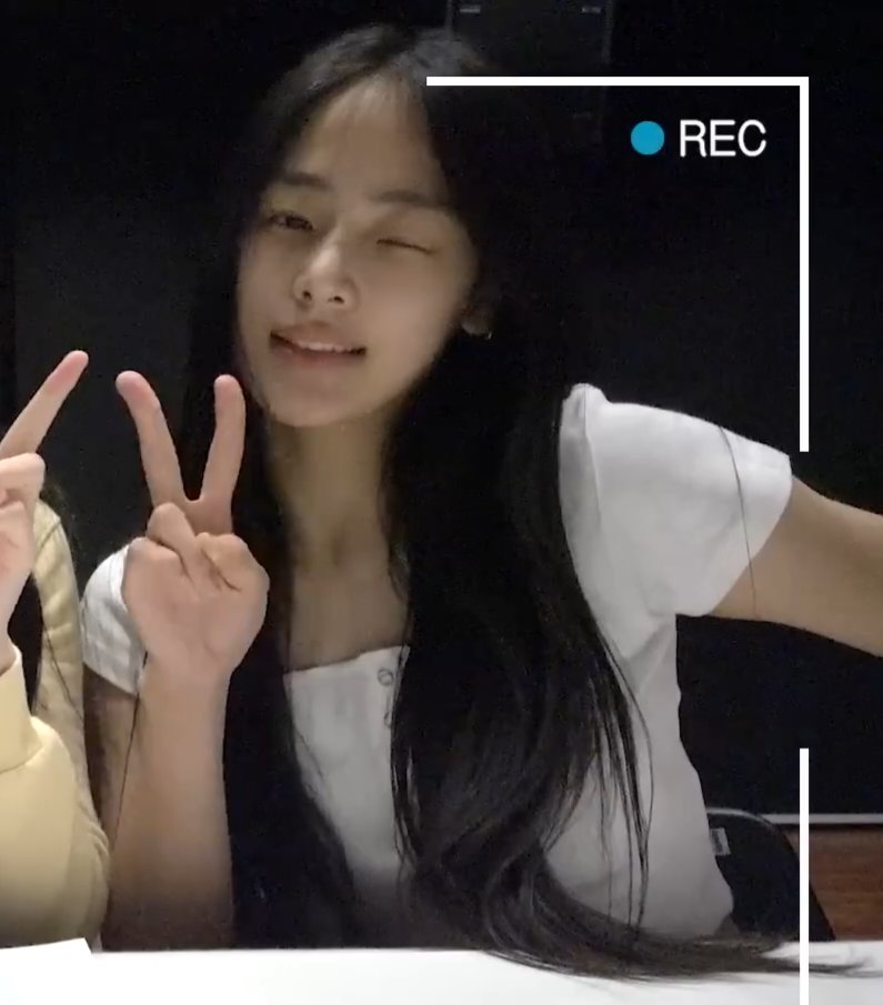 ㄹㅇ 요 시절 보송보송 흰티 민지 ... 볼때마다 기분 묘해지고 ㅜoㅜ