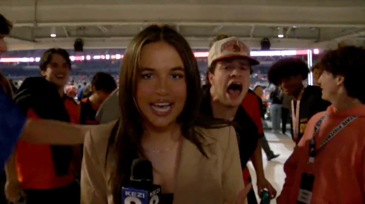 barstoolsports's tweet image. Credit To This Oregon State Reporter Who Maintained Composure As The Most Annoying College Kids On The Planet Yelled "67" Over And Over On A Live Broadcast barstoolsports.com/blog/3555445/c…